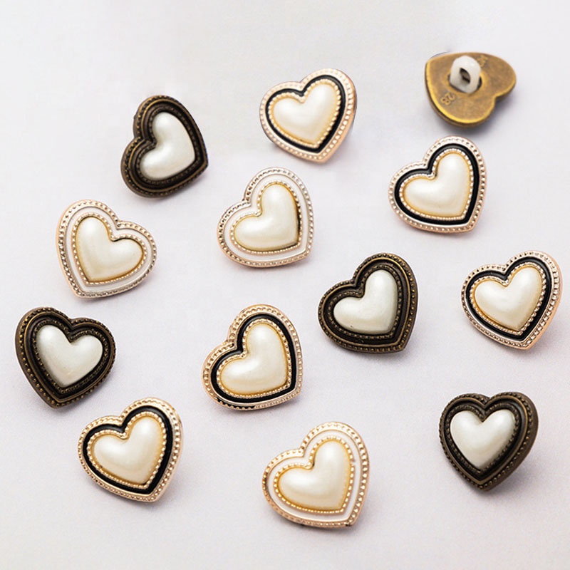 Пуговица пластиковая перламутровая сердце с жемчугом