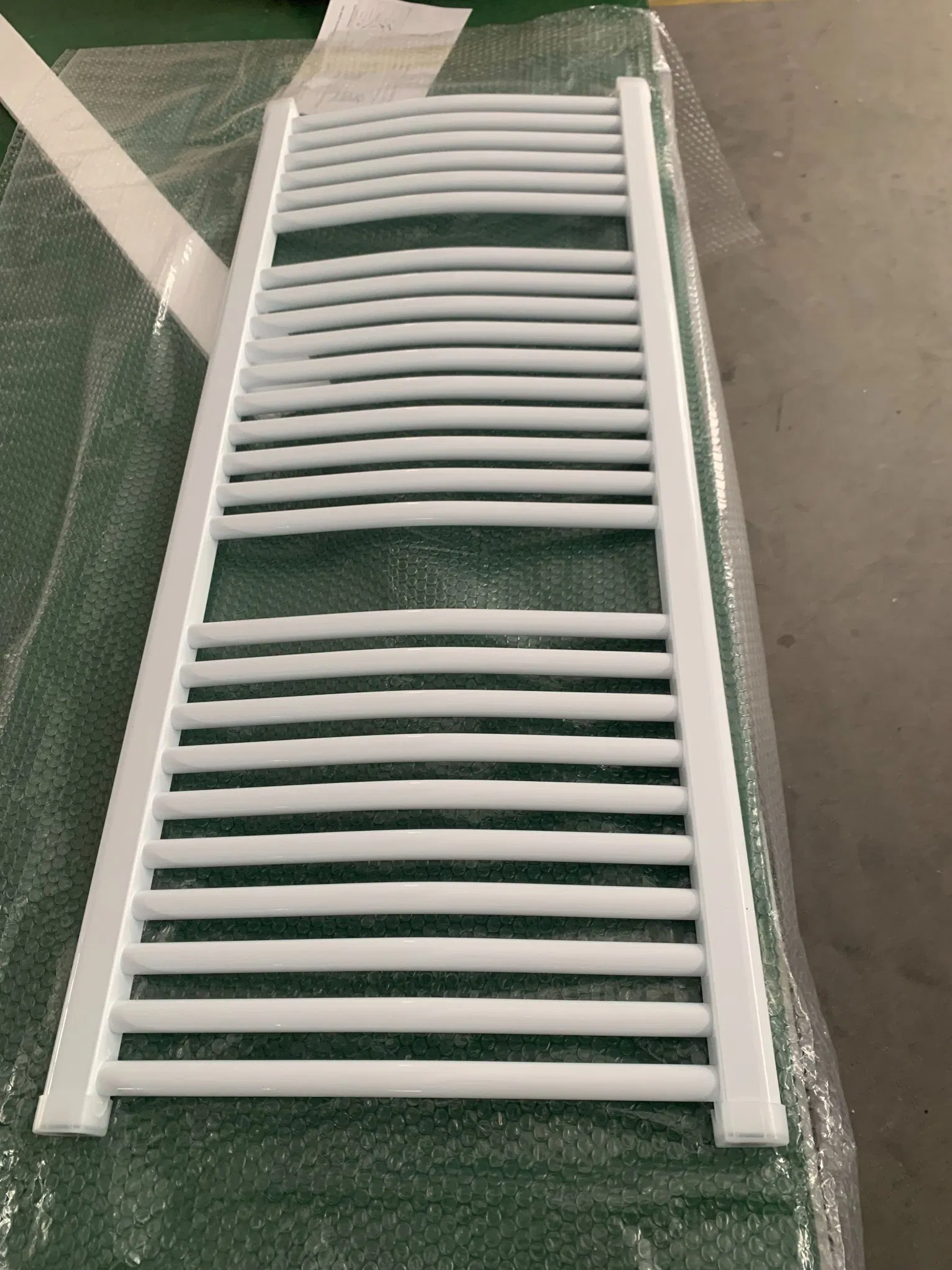 White Color Powder Coating Towel Rack Towel Radiator with Wall Mounting Hanger