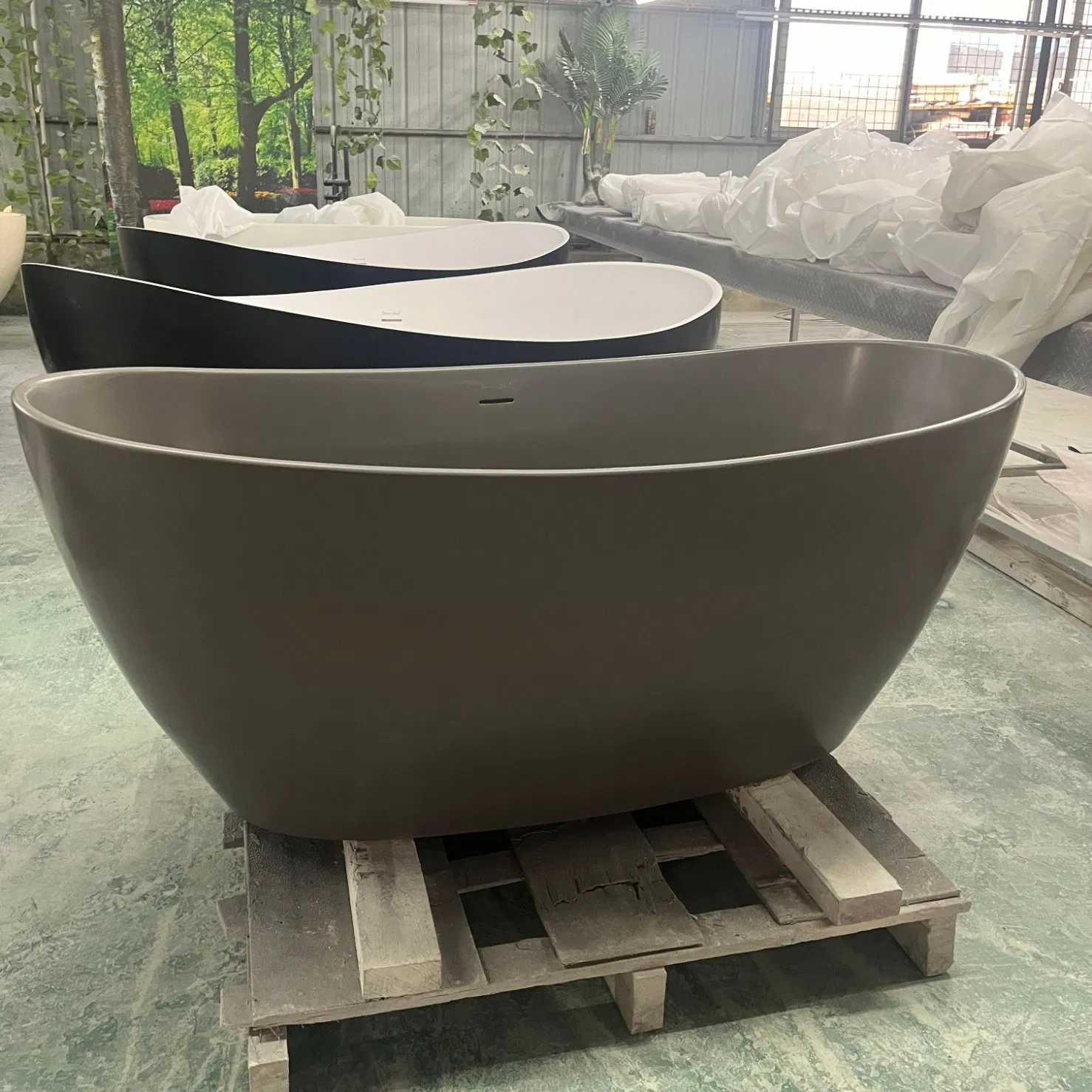 Отдельностоящая ванна из искусственного камня коричнево-серая