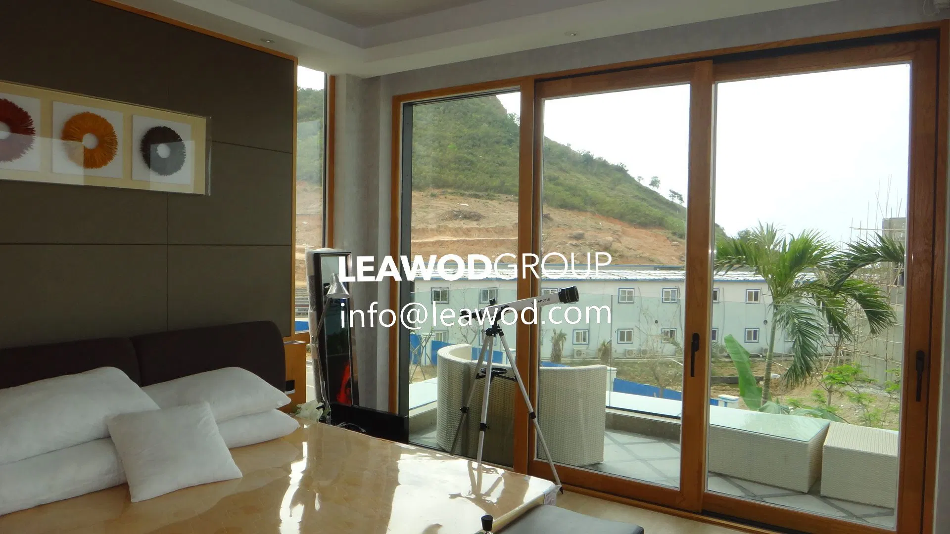 Elegant Wood Clad Aluminum Aluminium Sliding Door with Insulation Glass for Home Hotel Living Room Balcony Partition Garden