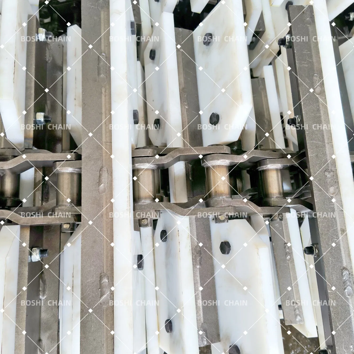 Low-Friction Welded Bent Plate Chain with Nylon Plates Reduces Noise in Warehouse Conveyors