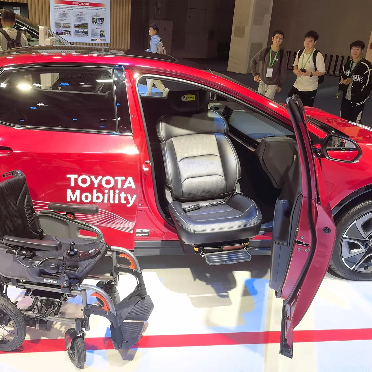 Программируемое поворотное кресло для маломобильных пассажиров