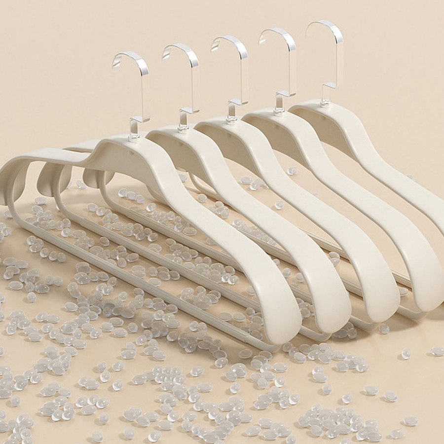 Пластиковая вешалка для одежды с широкими плечиками