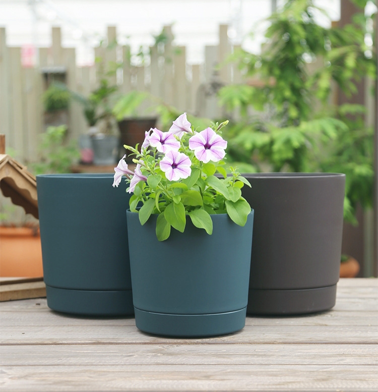 Горшки цветочные пластиковые черные с дренажными тарелками