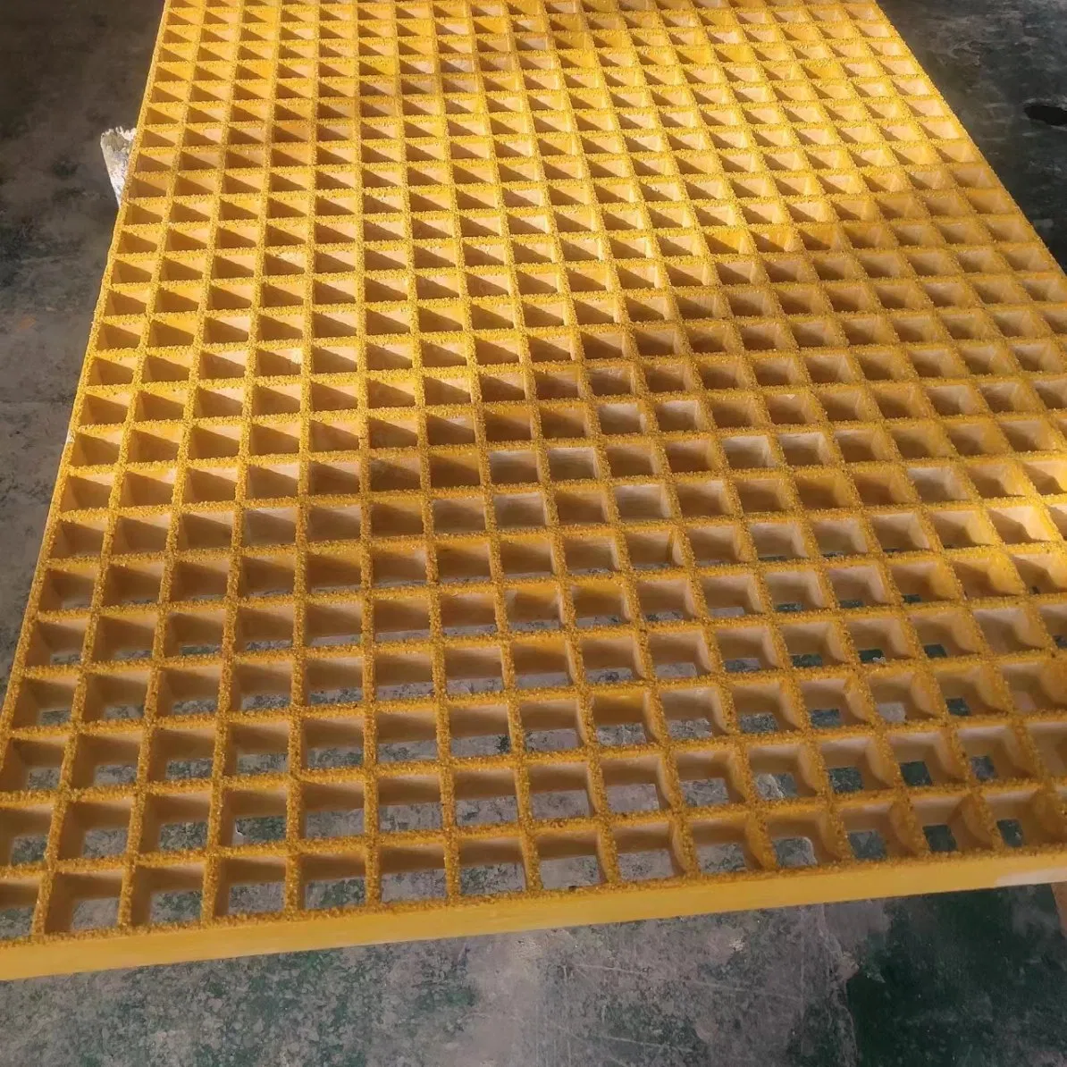 High Strength Anti Slip FRP Grating Fiberglass Mesh Grating Walkway Platform Application