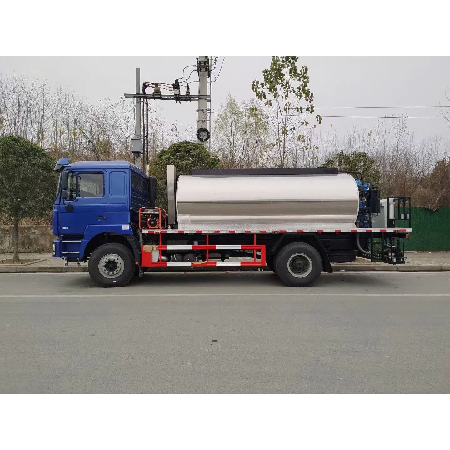 Shacman 4X2 Asphalt Distributor Truck with Good Quality in Algeria