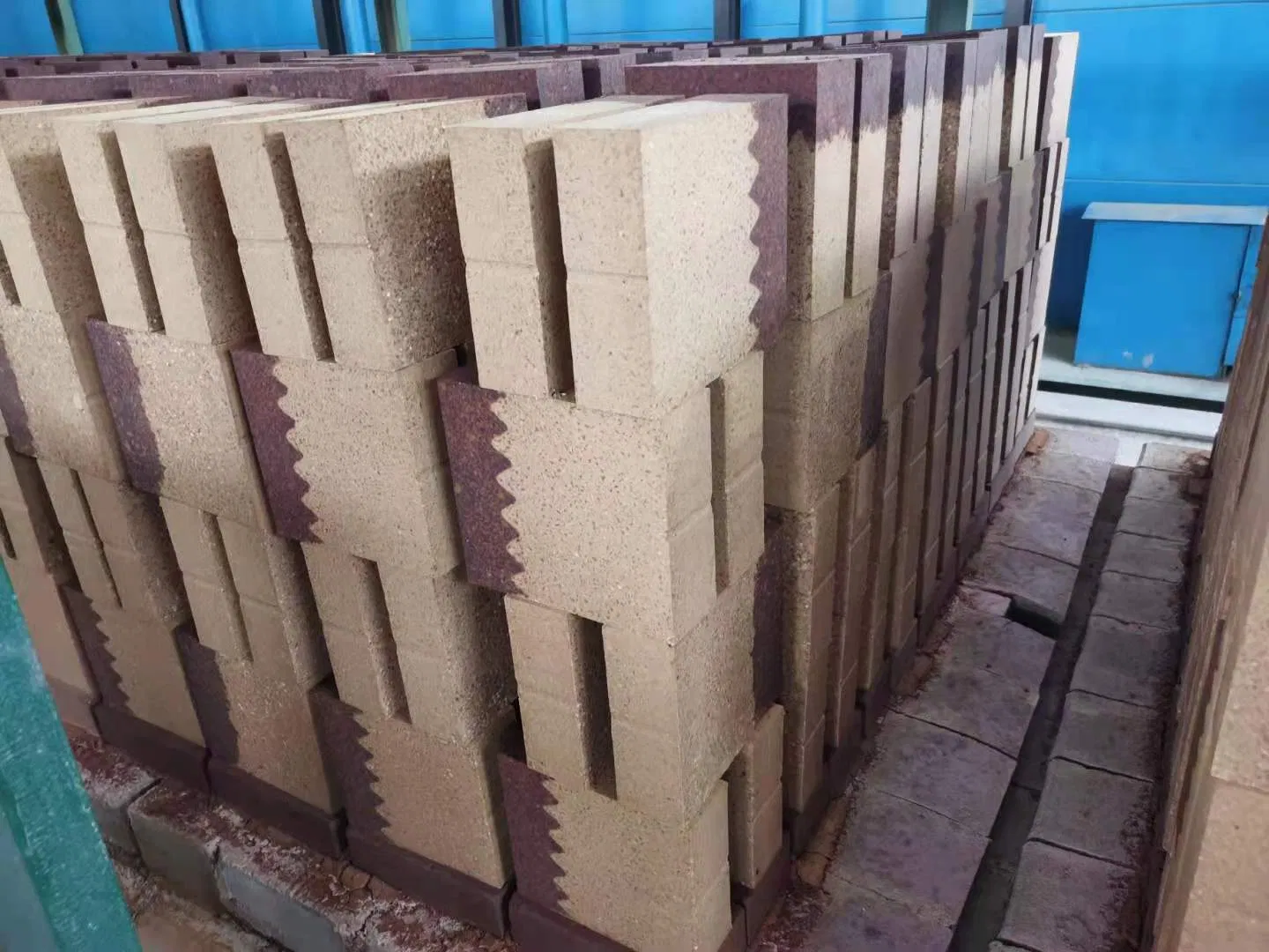 Магнезитовый огнеупорный кирпич для цементных печей