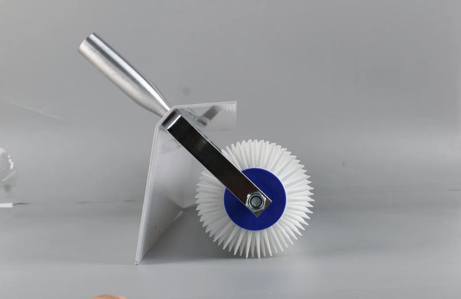 Шипованный ролик для наливных полов 25 см