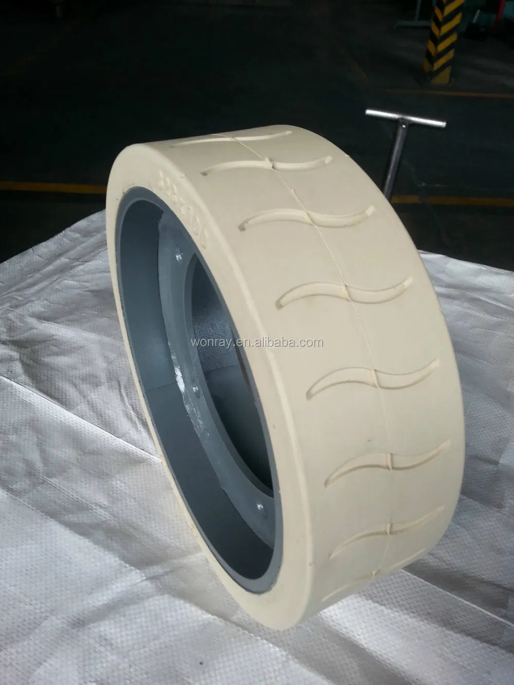 FB323X100 Полностью отслеживаемые твердые шины с уровнем рекламаций менее 0,1%