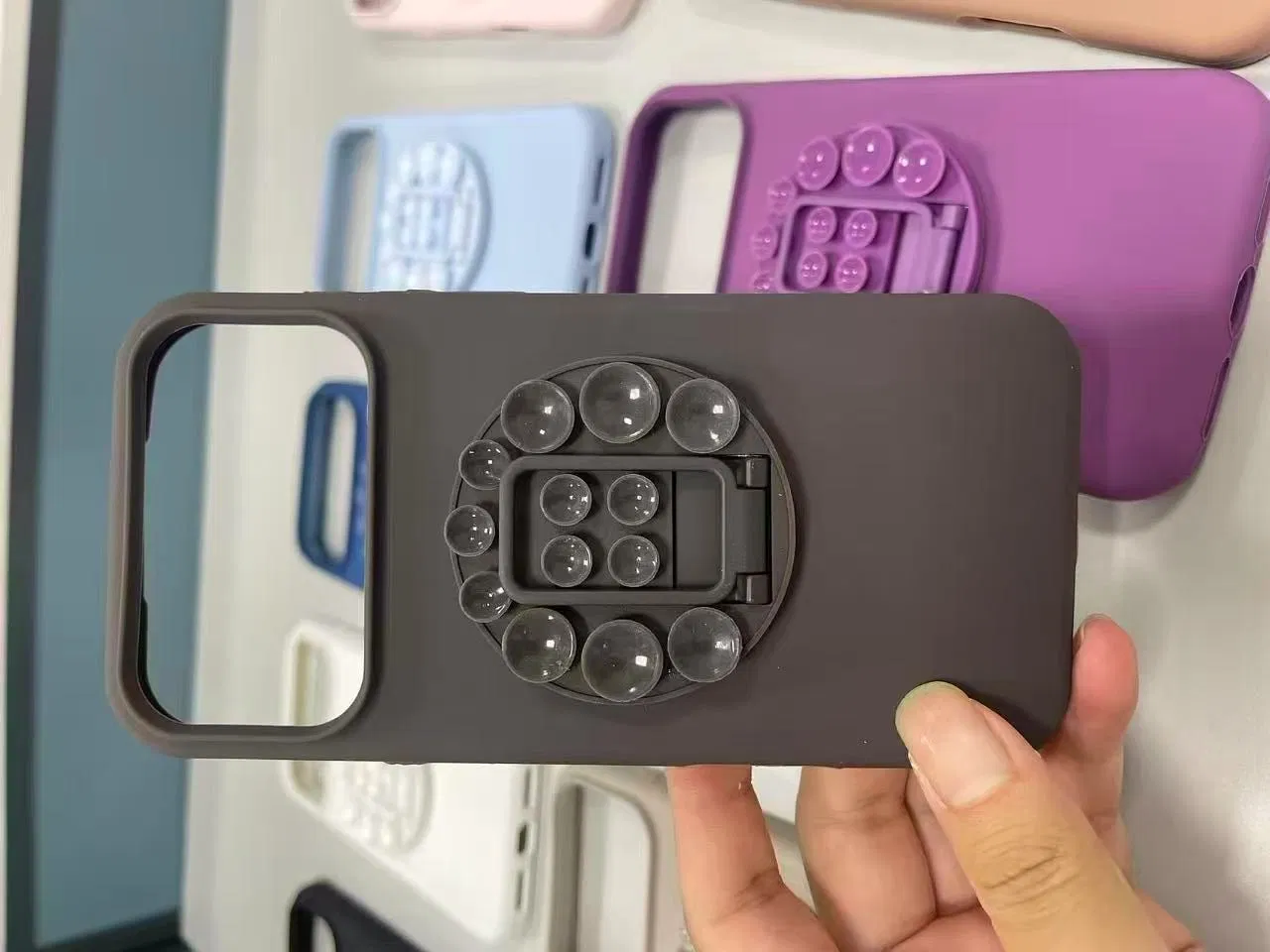 Чехол для iPhone 17 Pro/Max с металлической подставкой