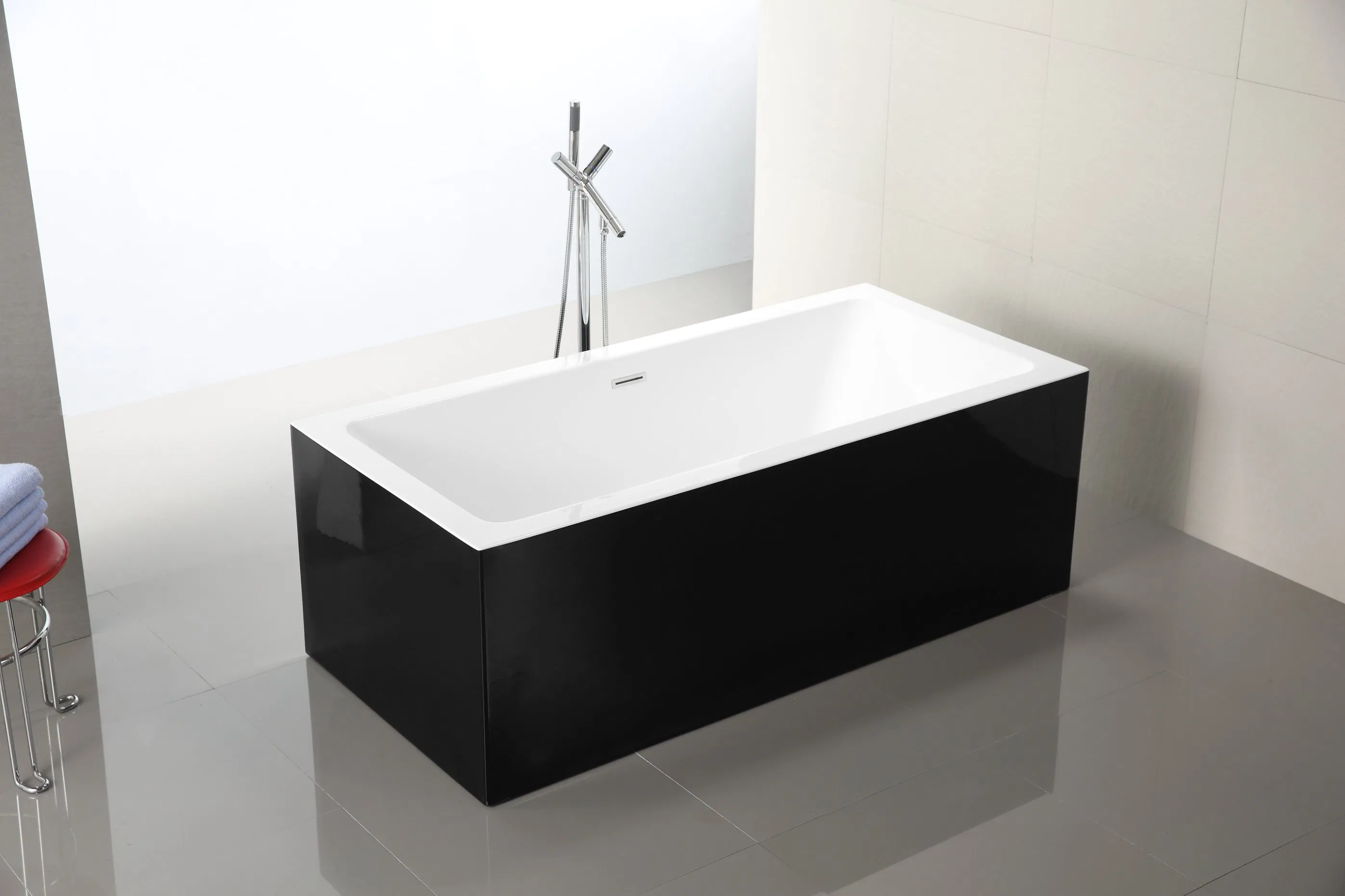 Черная отдельностоящая акриловая ванна в европейском стиле