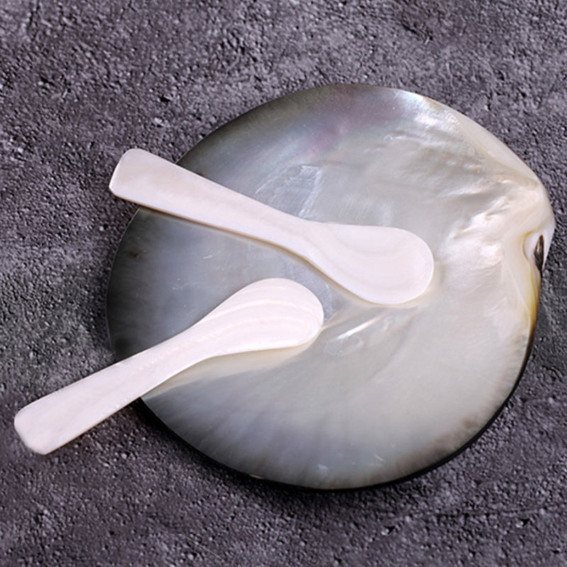 Luxurious Nacre Caviar Spoon for Upscale Dining Experiences