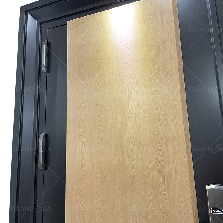 Современная металлическая входная дверь Grandsea