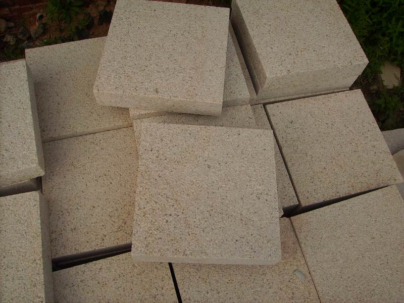 G682 Golden Sand Yellow/Rusty Granite Paving Stone with Bushhammered Flamed Saw Cut Surface