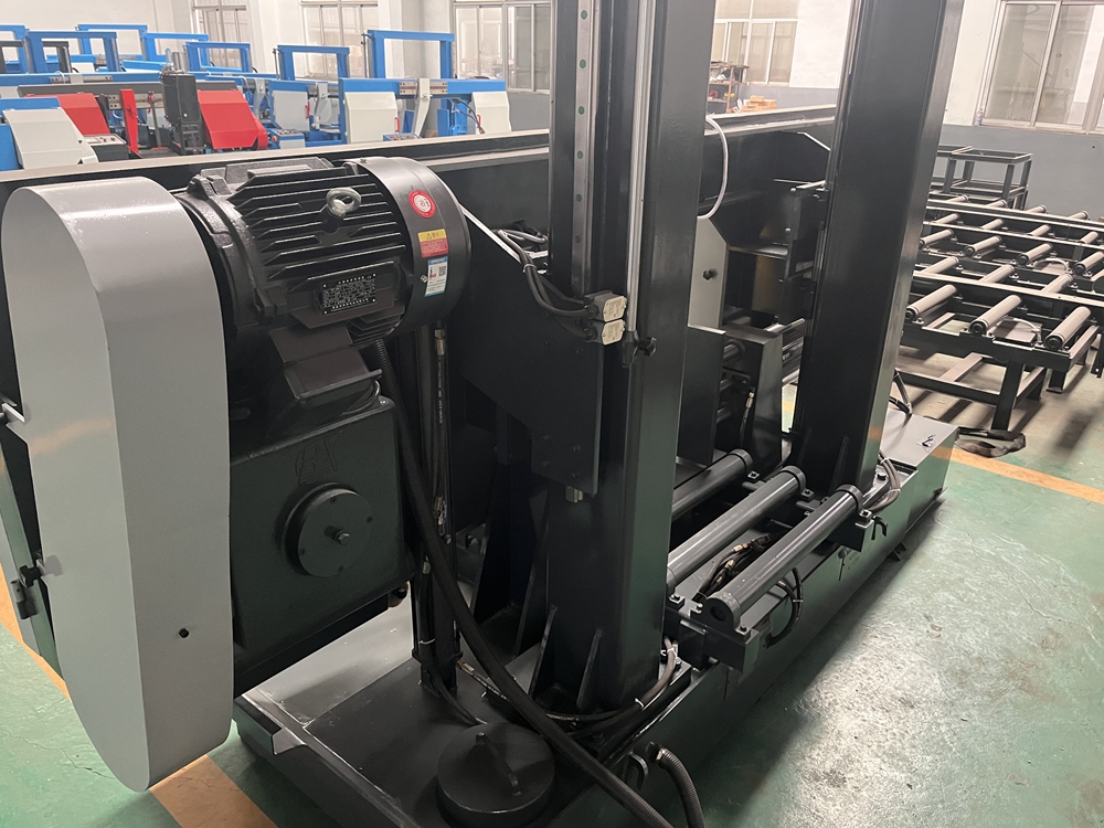 Ленточная пила по металлу полностью автоматическая горизонтальная