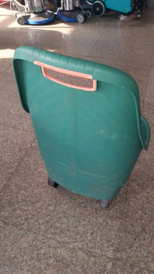 Садовый пластиковый водяной бак на колесах 48л