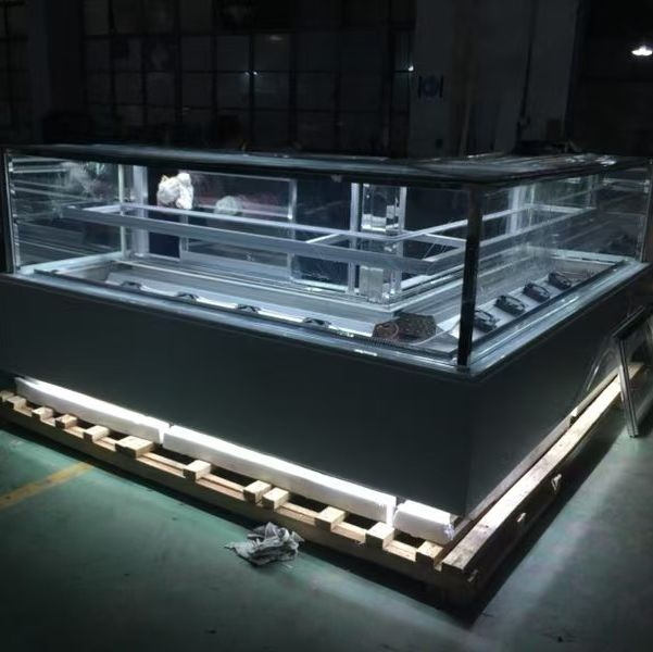 Холодильная витрина для кондитерских с панорамным стеклом и LED-подсветкой