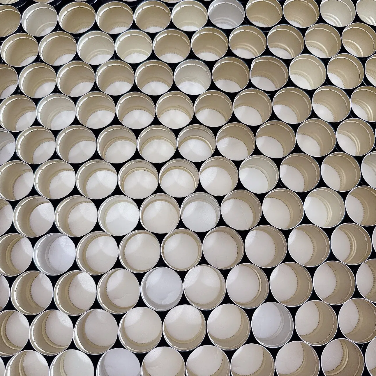 Manufacture Air Tight Blue Aluminum Screw Cap for Whisky Glass Bottle