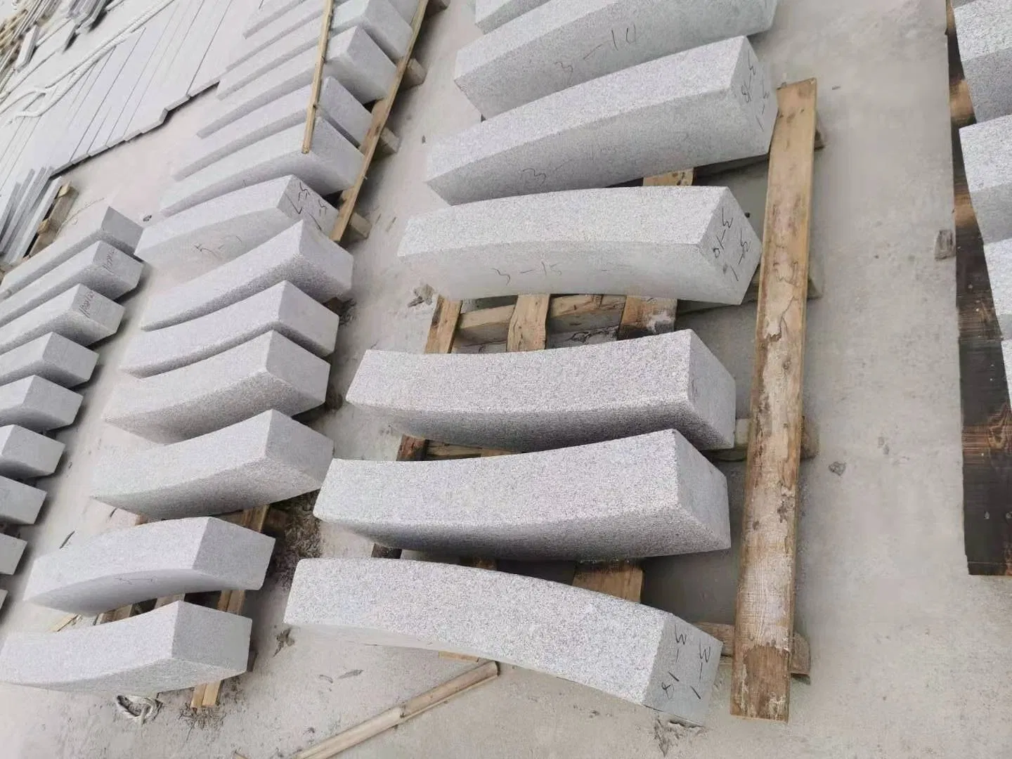 China Natural Curved Waved Granite Curbs, Kerbstone, Curbstone, Kerbs