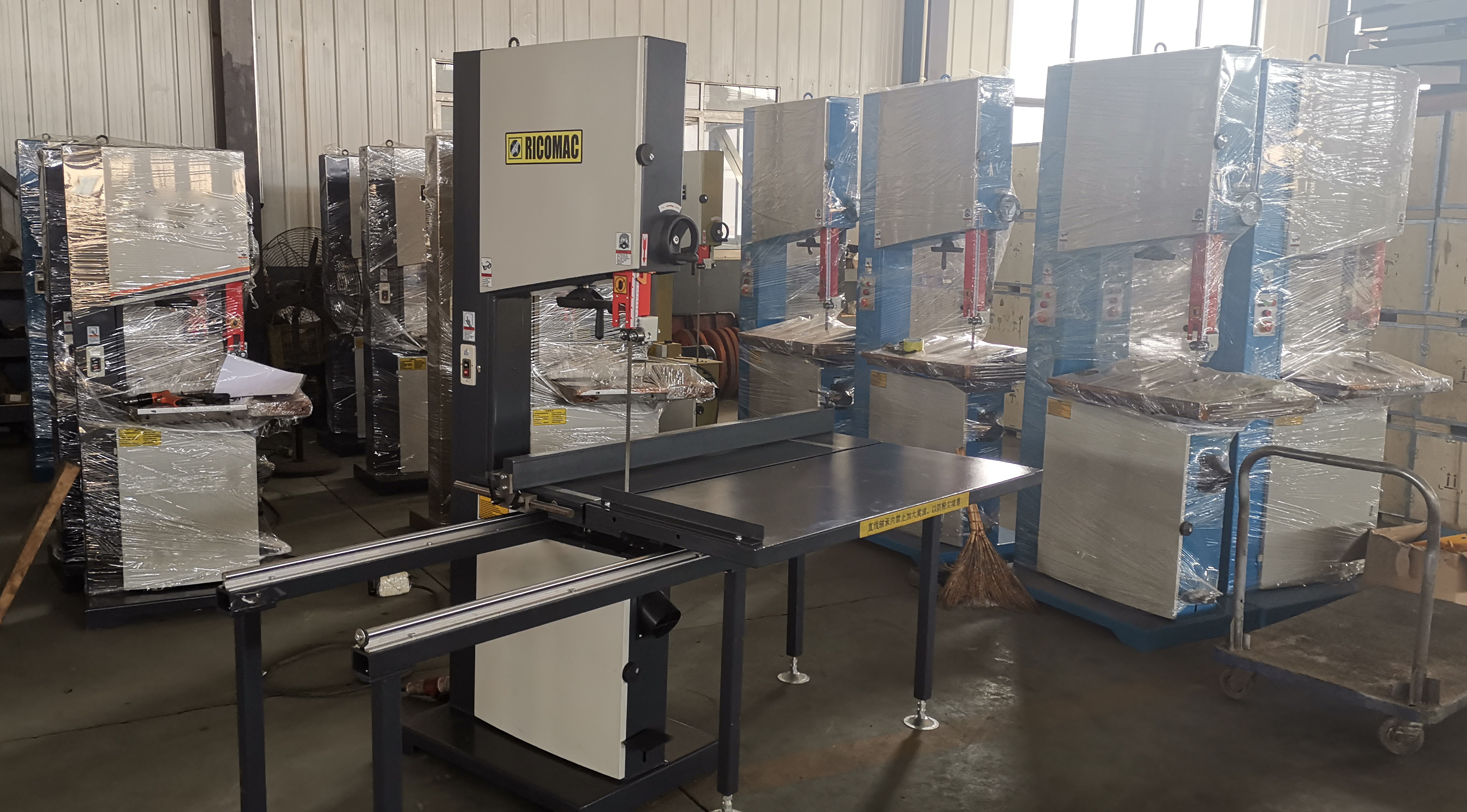 Станок ленточнопильный по дереву с раздвижным столом