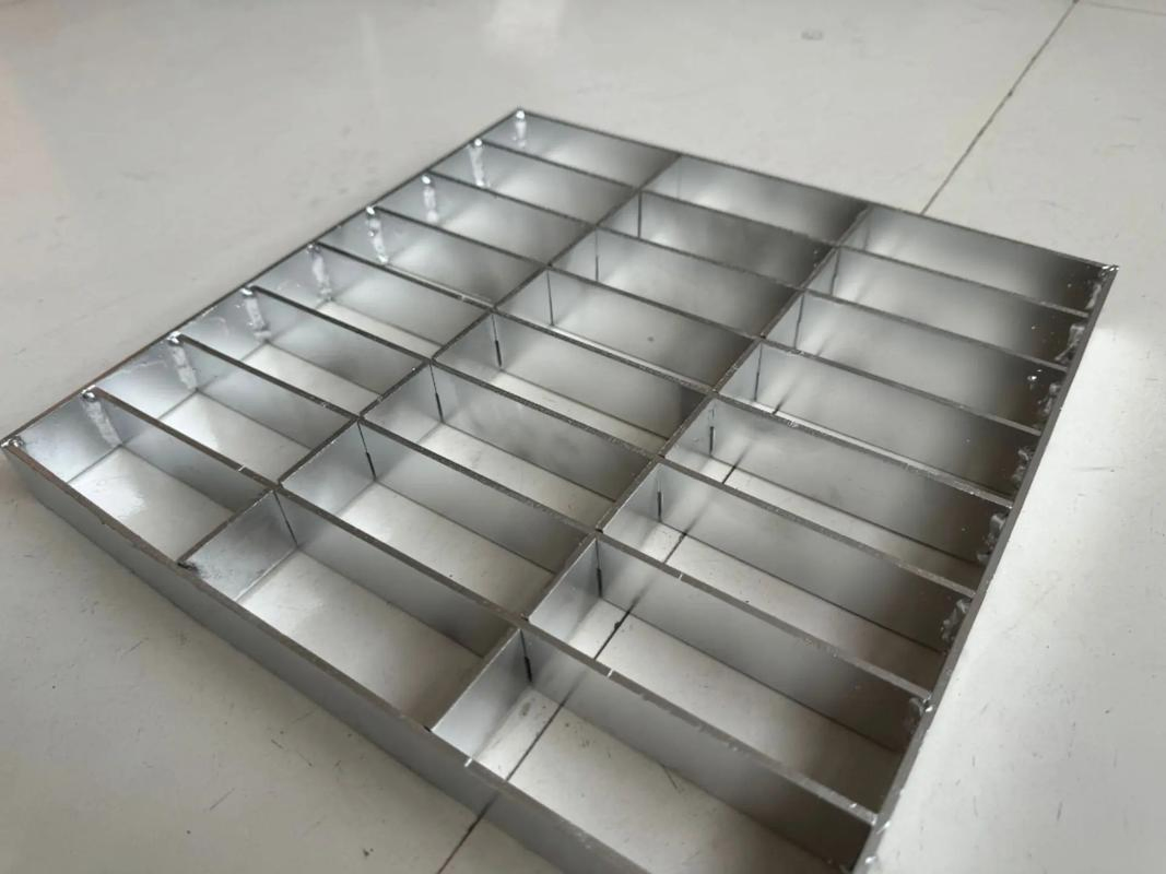 Durable Outdoor Galvanized Metal Grating for Heavy Duty Use