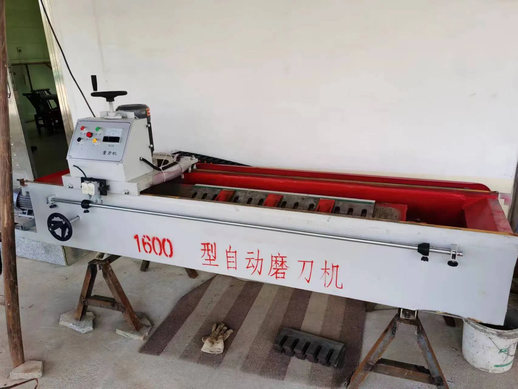 Автоматический станок для заточки ножей рубительных машин