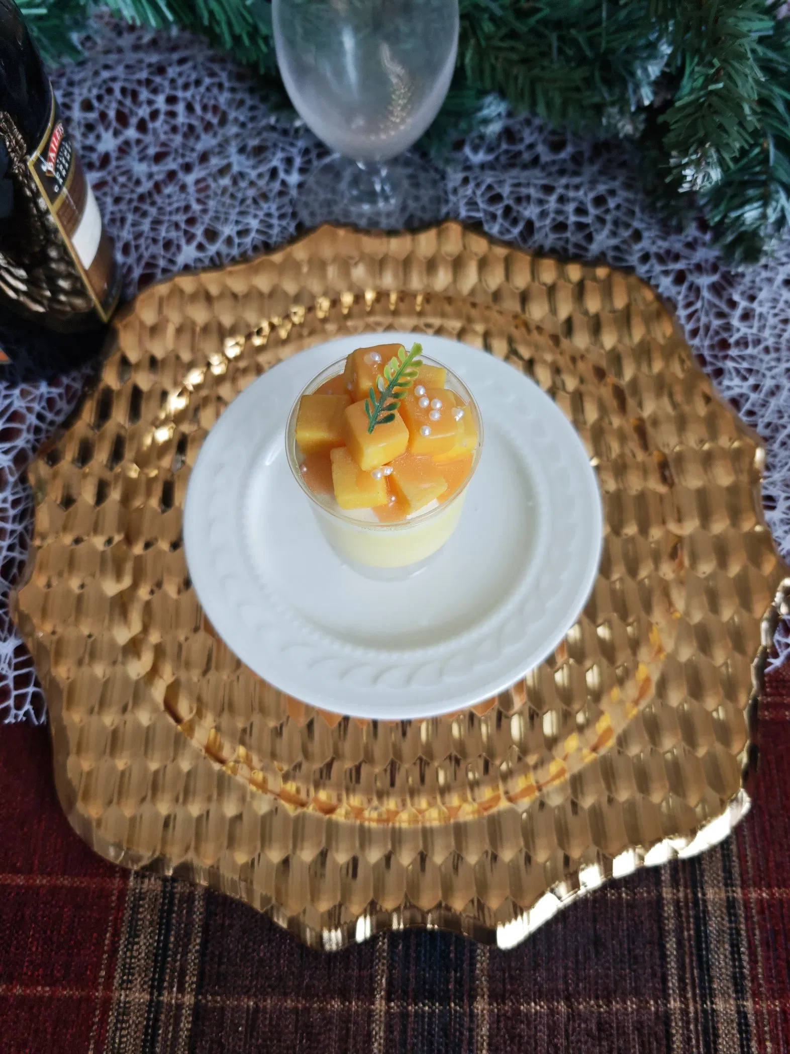 OEM Customized Available Gold/Silver/Red Plastic Full Honeycomb Disposable Plate