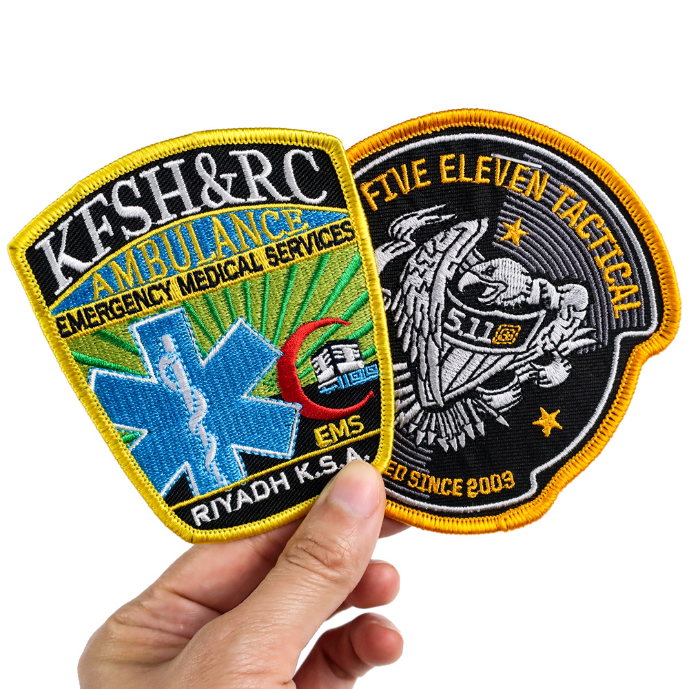 Шляпа с вышивкой и тканевой нашивкой