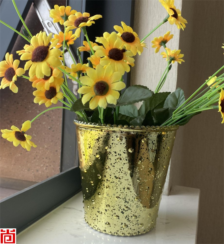 Ваза стеклянная с позолотой и горошком