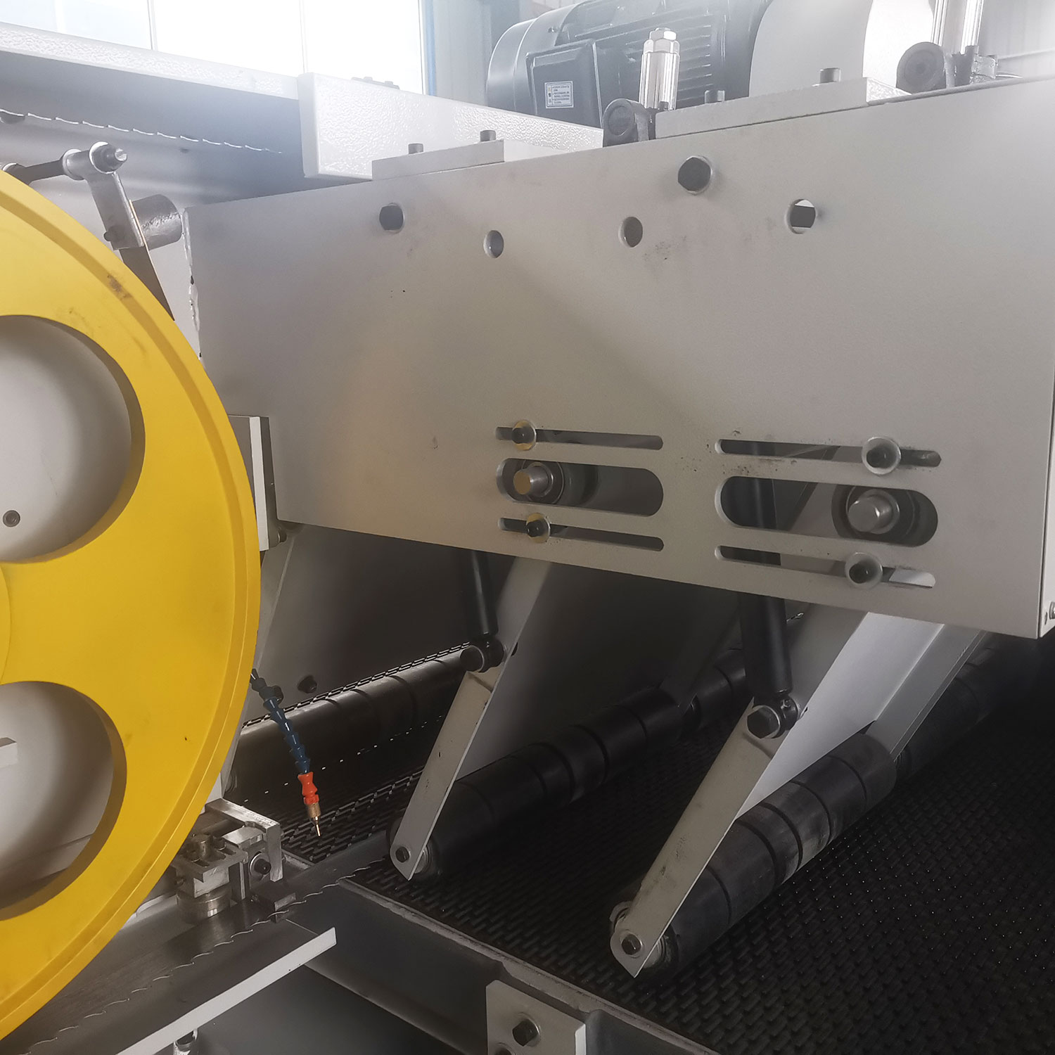 Ленточная пила по дереву горизонтальная автоматическая на колесах MJ400