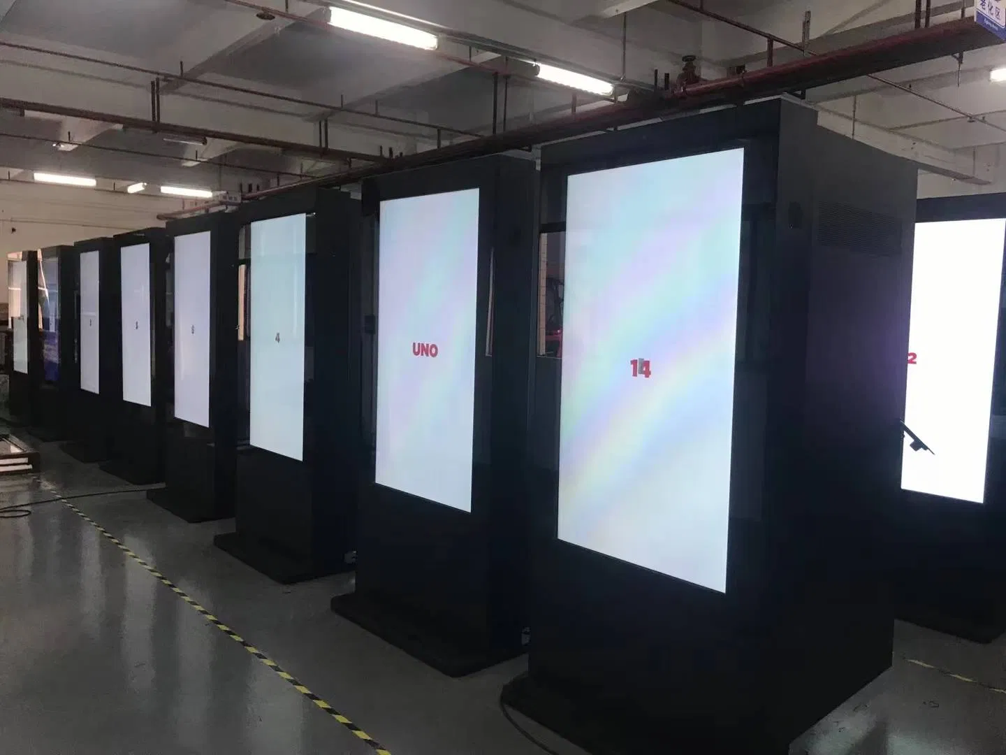 Уличный LCD-дисплей высокой яркости 2500 кд/м² на стойке
