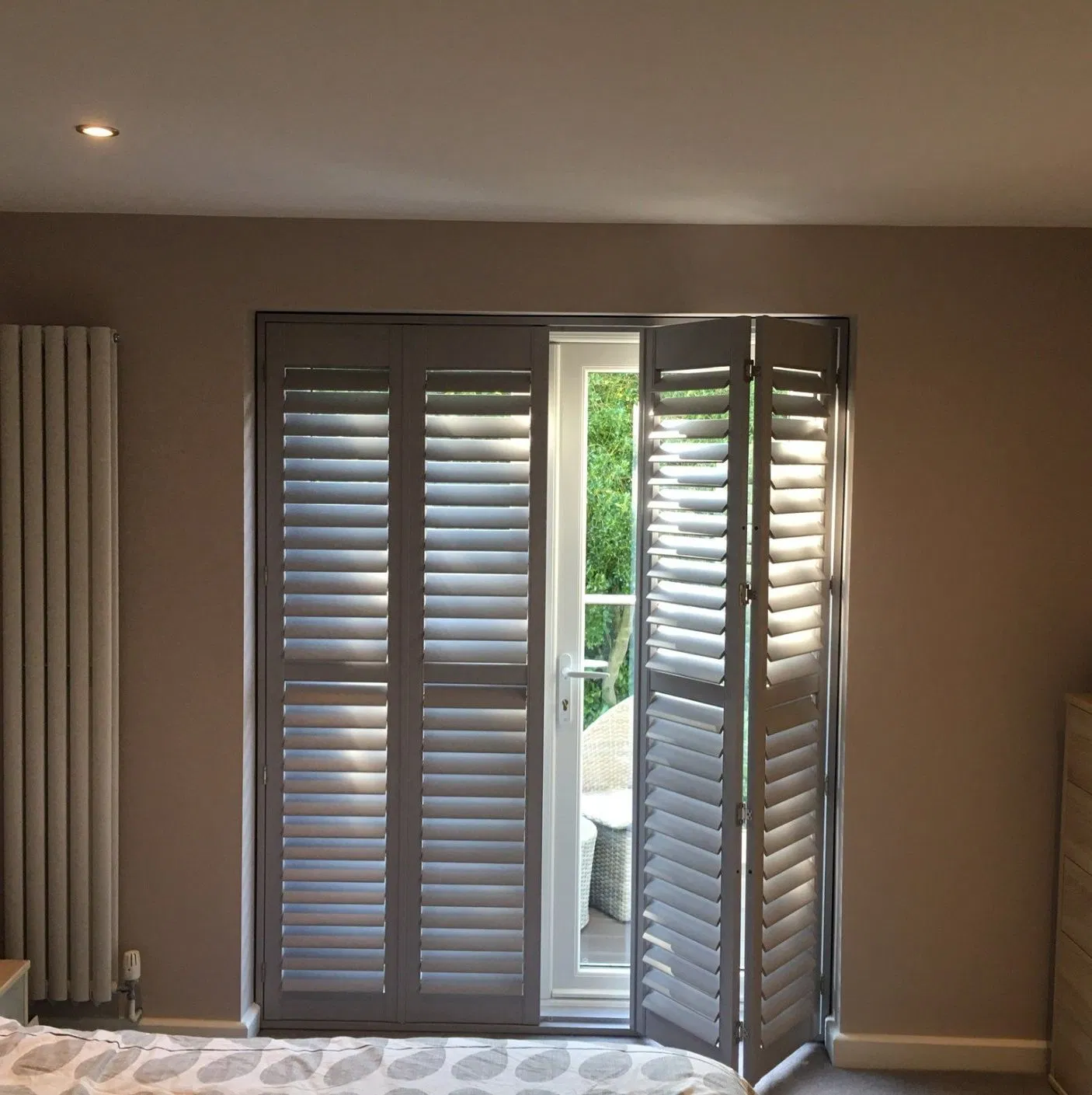 New Designs PVC Shutter Bay Window Sliding Real Wood Wooden White Colour Louver Plantation Shutters
