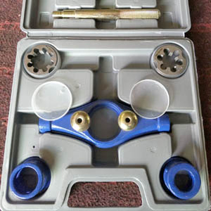 Набор плашек и держателей для нарезки резьбы на трубах 20-32 мм