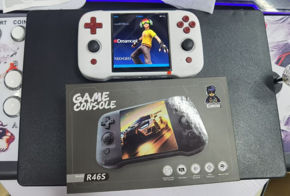 Портативная игровая консоль R46s с HD-экраном 4.0 дюйма