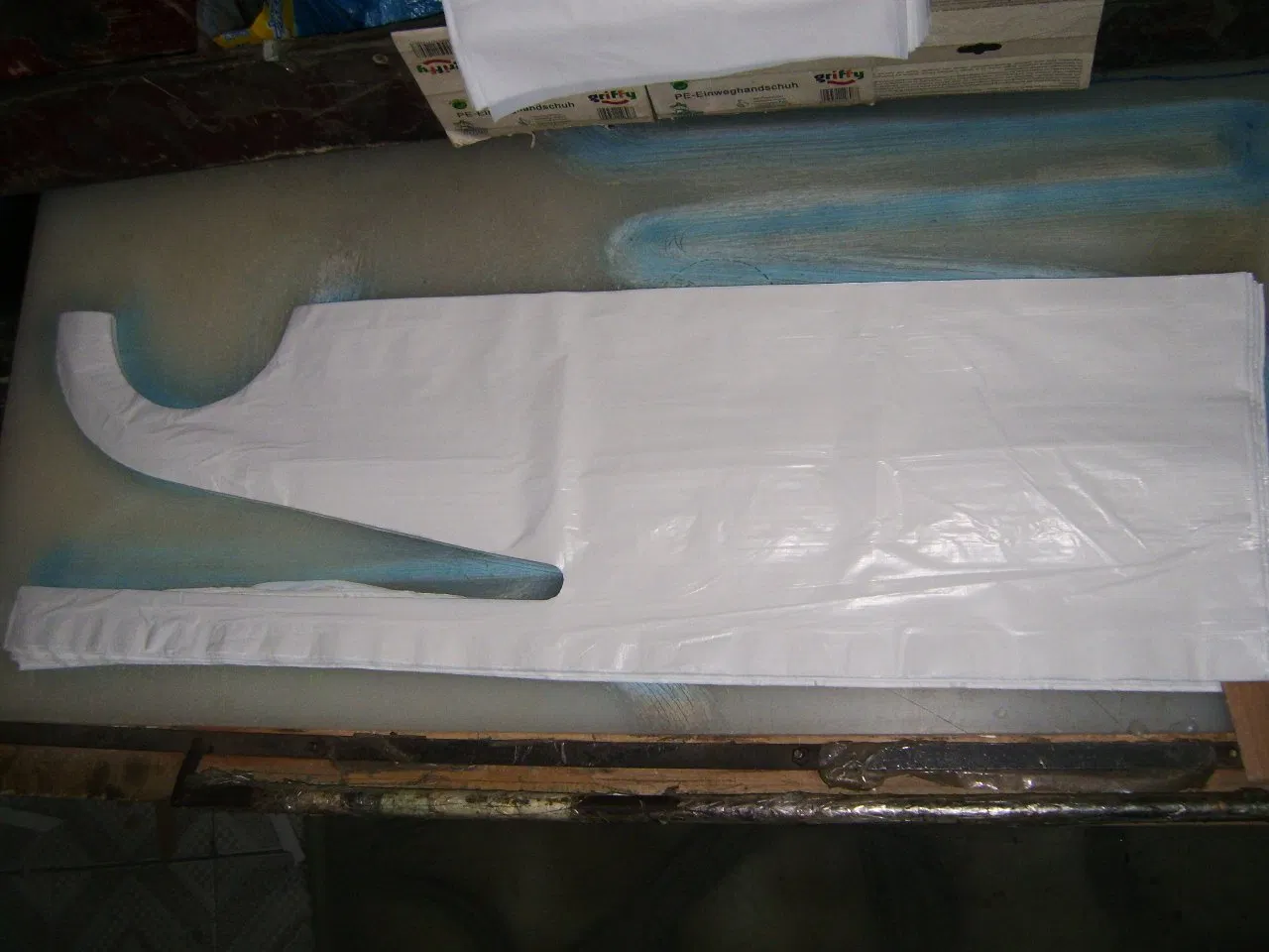 Customized Disposable Apron Plastic Disposable PE Apron for Household Kitchen Use