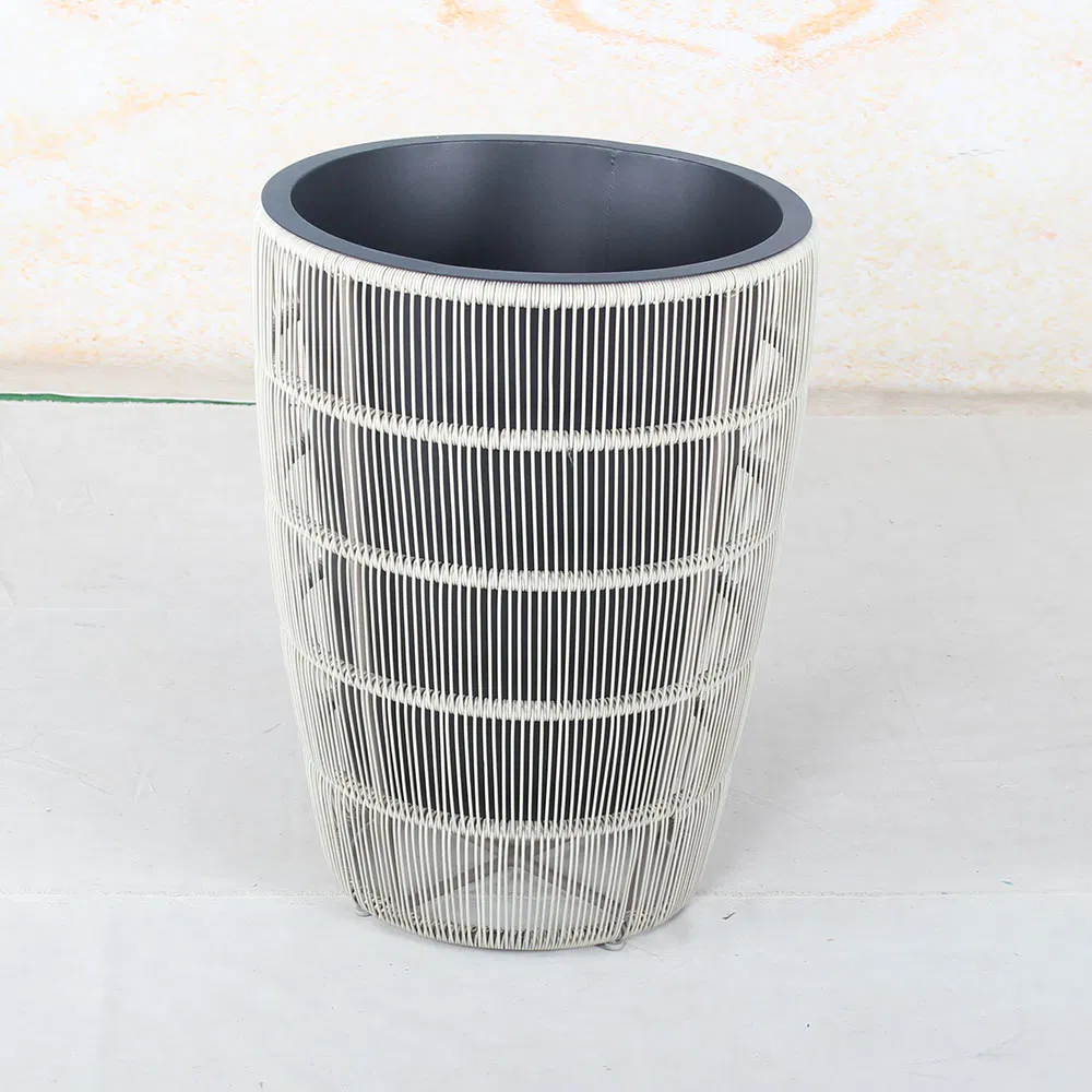 Белая плетёная мусорная корзина на колёсах