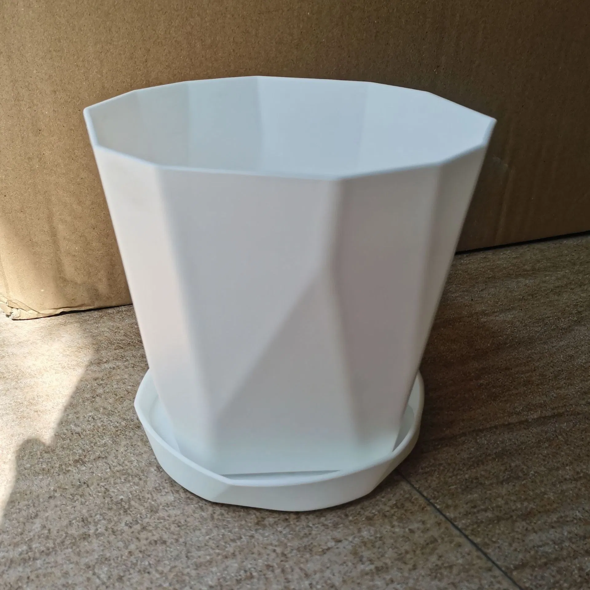 Пластиковые кашпо с поддонами для цветов