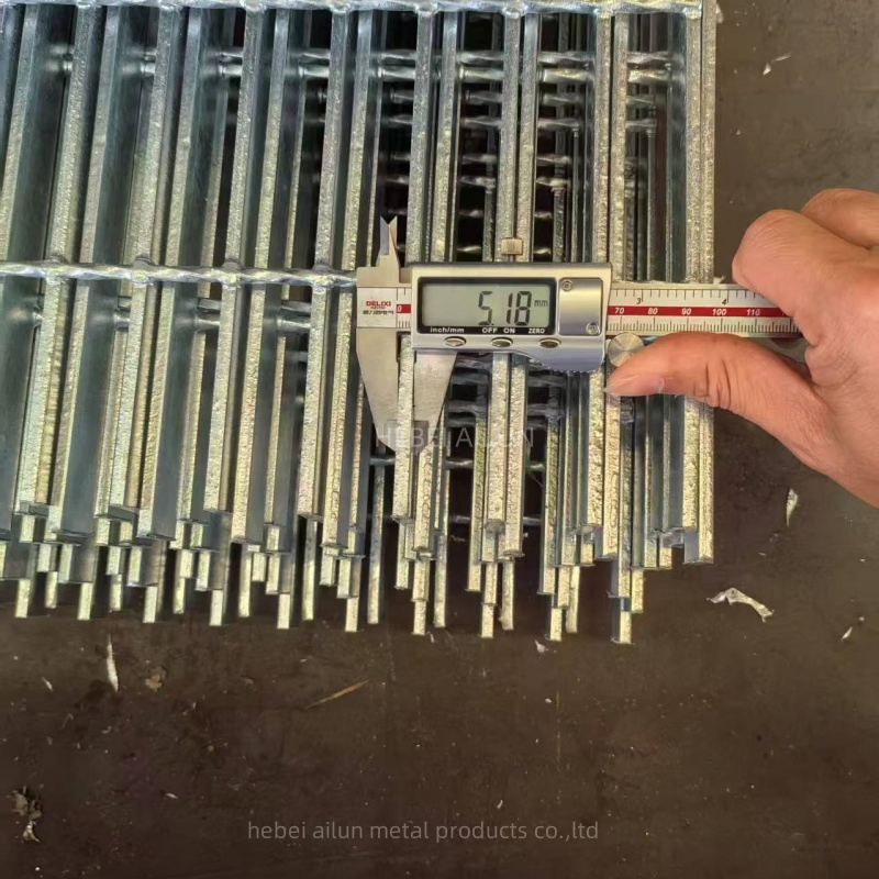 Hot DIP Galvanized Steel Grating for Industrial Platform, Heavy Duty Serrated Bar Grating Fence for Trench Cover