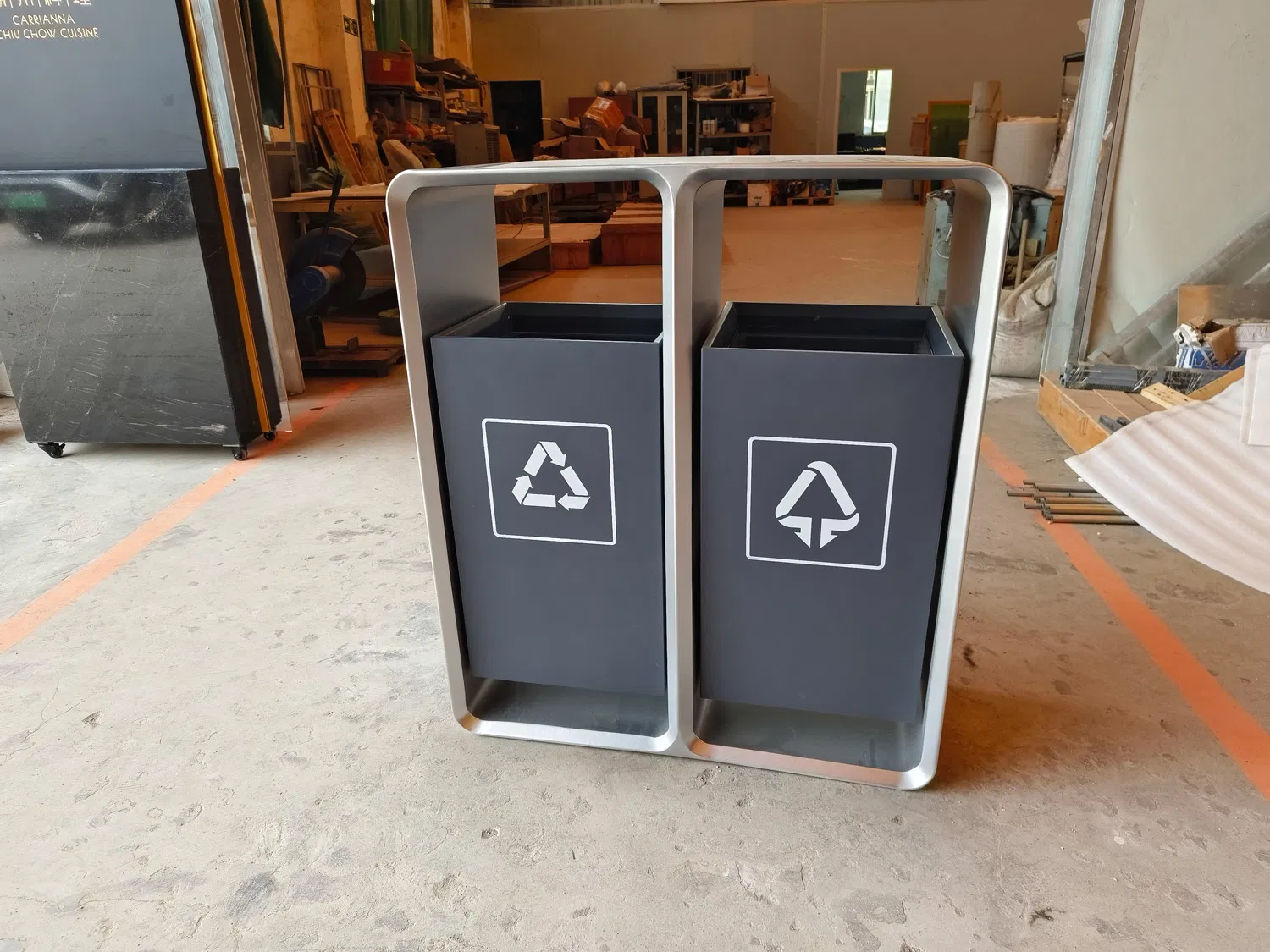 Мусорный бак из нержавеющей стали с логотипом