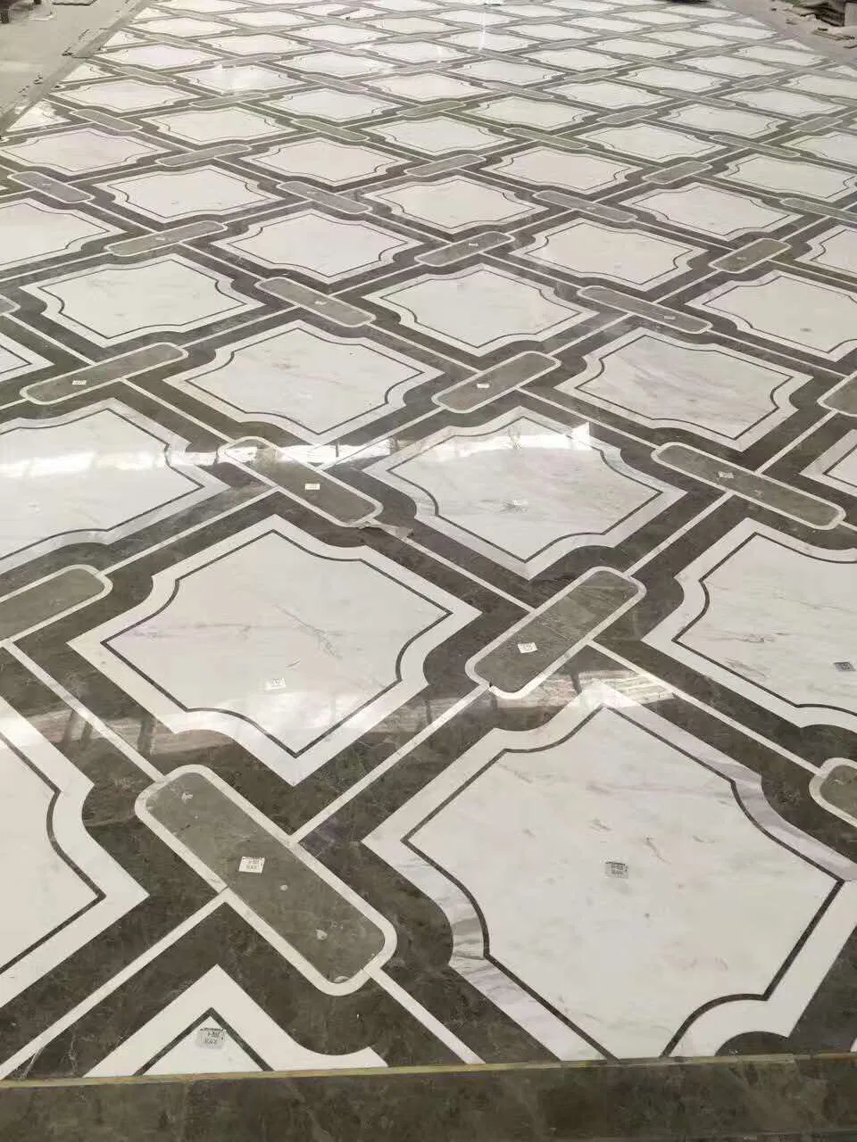 Мраморная мозаика Water-Jet для пола в прихожей