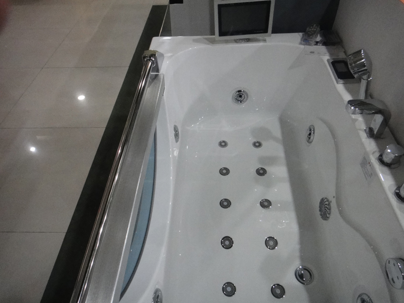 1800mm Length PU Headrest White Acrylic Luxury Bathtub with Speakers