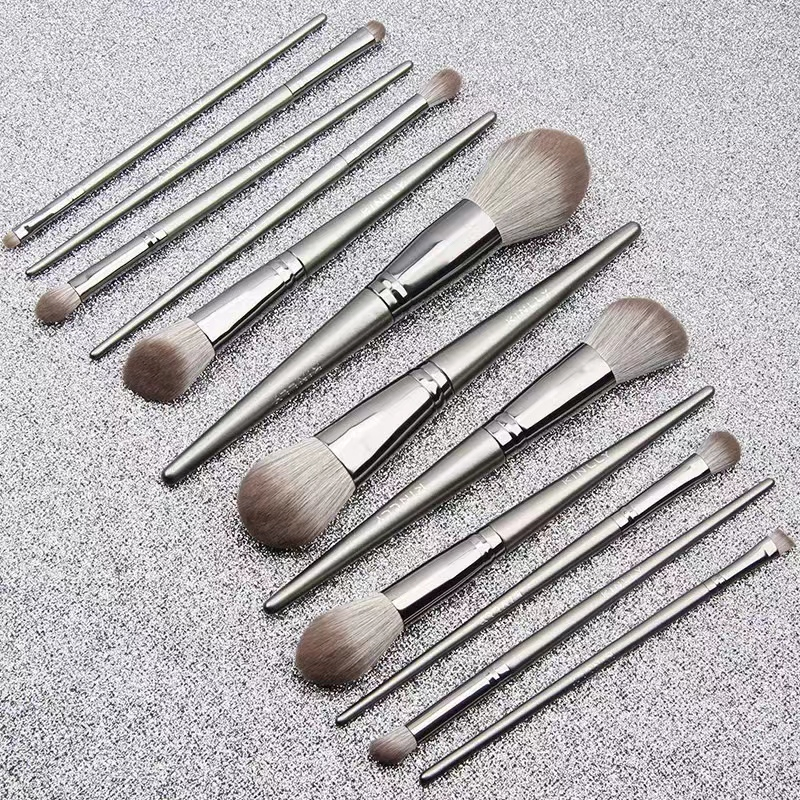 Factory Wholesale Silver Luxury Wooden Handle Comfortable Soft Makeup Brushes Popular