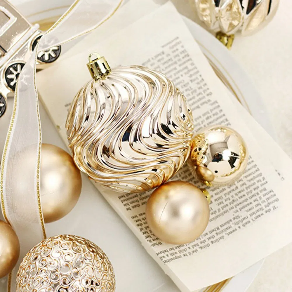 Набор елочных игрушек 65 шт: красные и белые шары