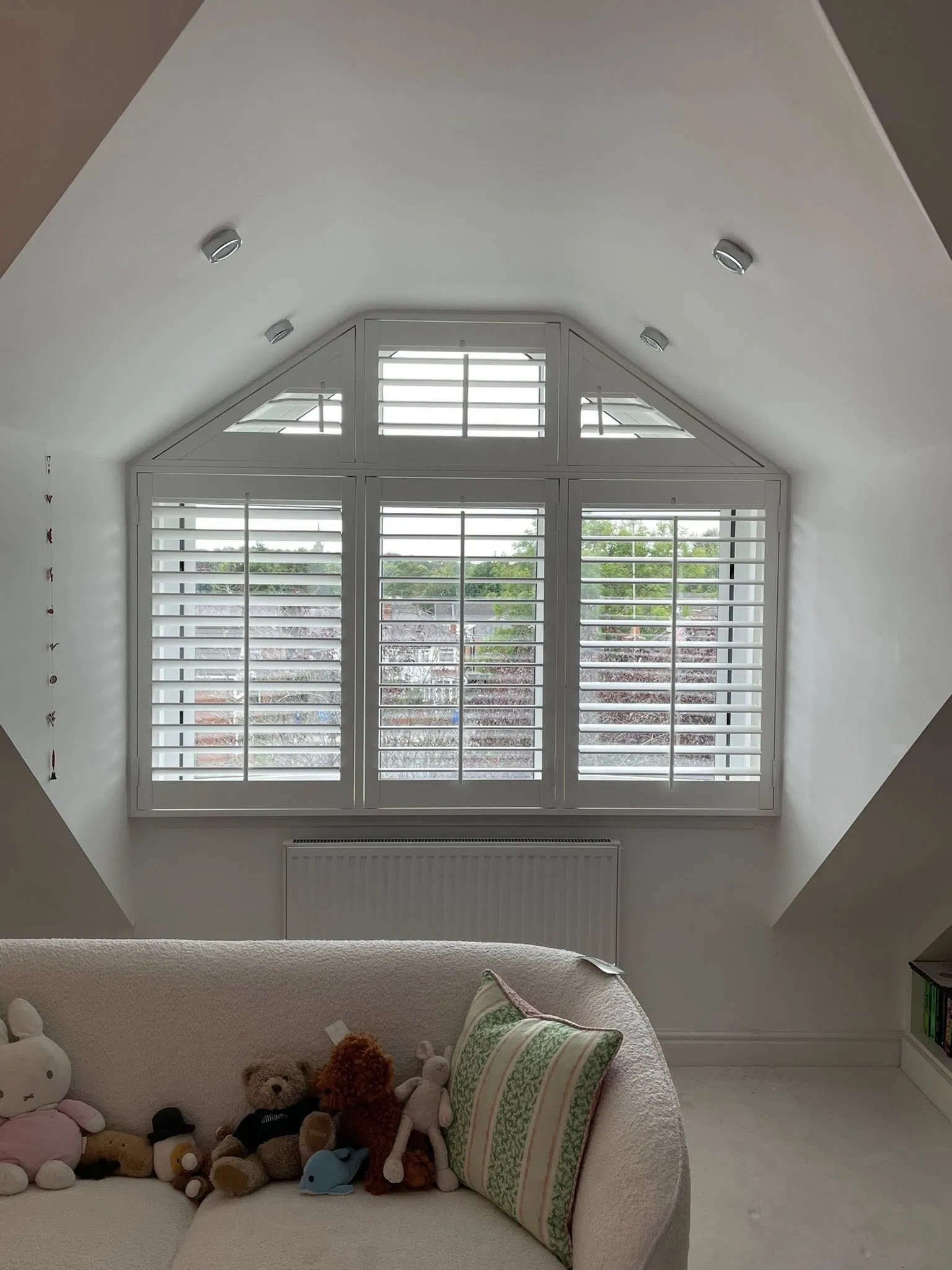 76mm Slat Pure White Color Beautiful Shaped Shutter