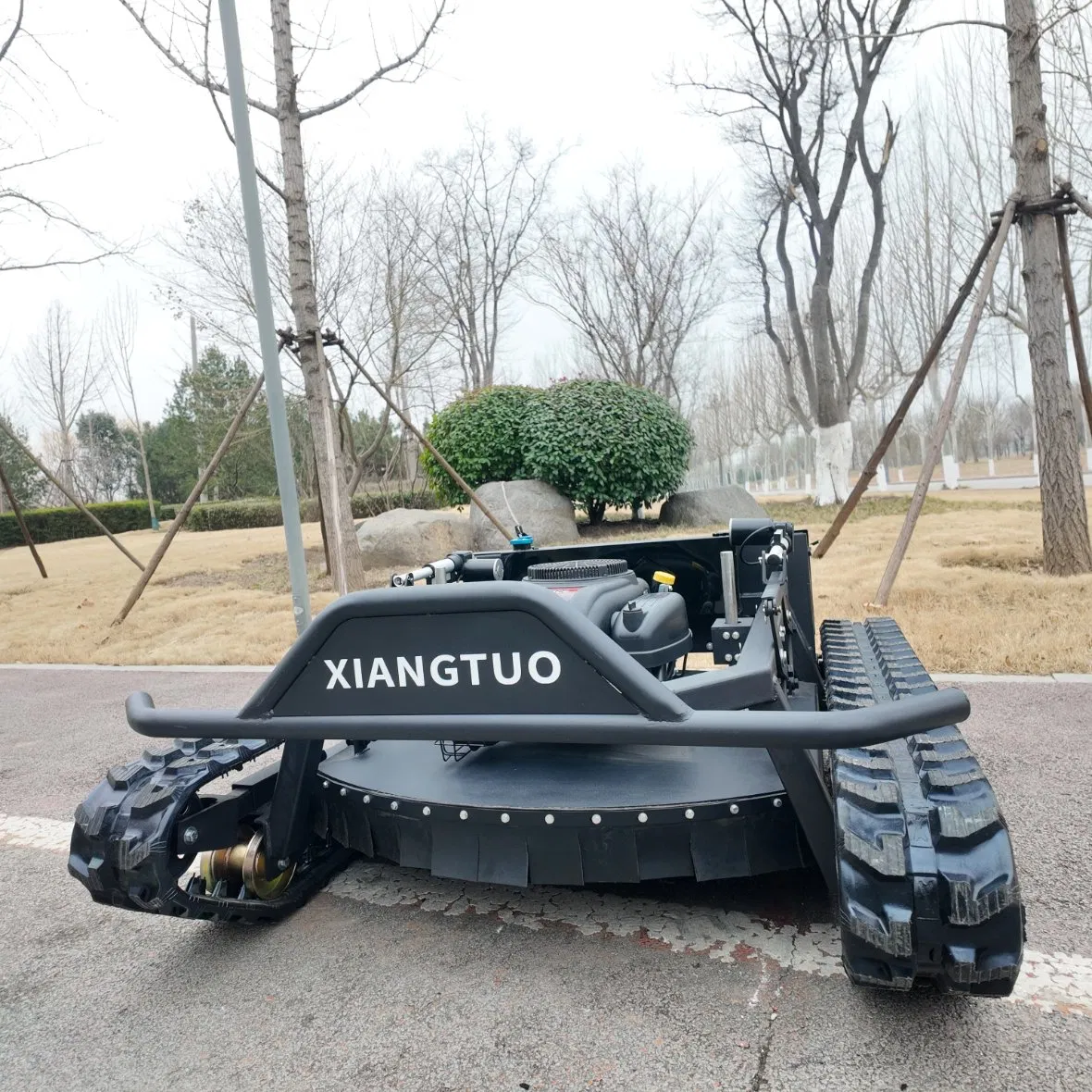 Автоматическая робот-газонокосилка на гусеницах с дистанционным управлением