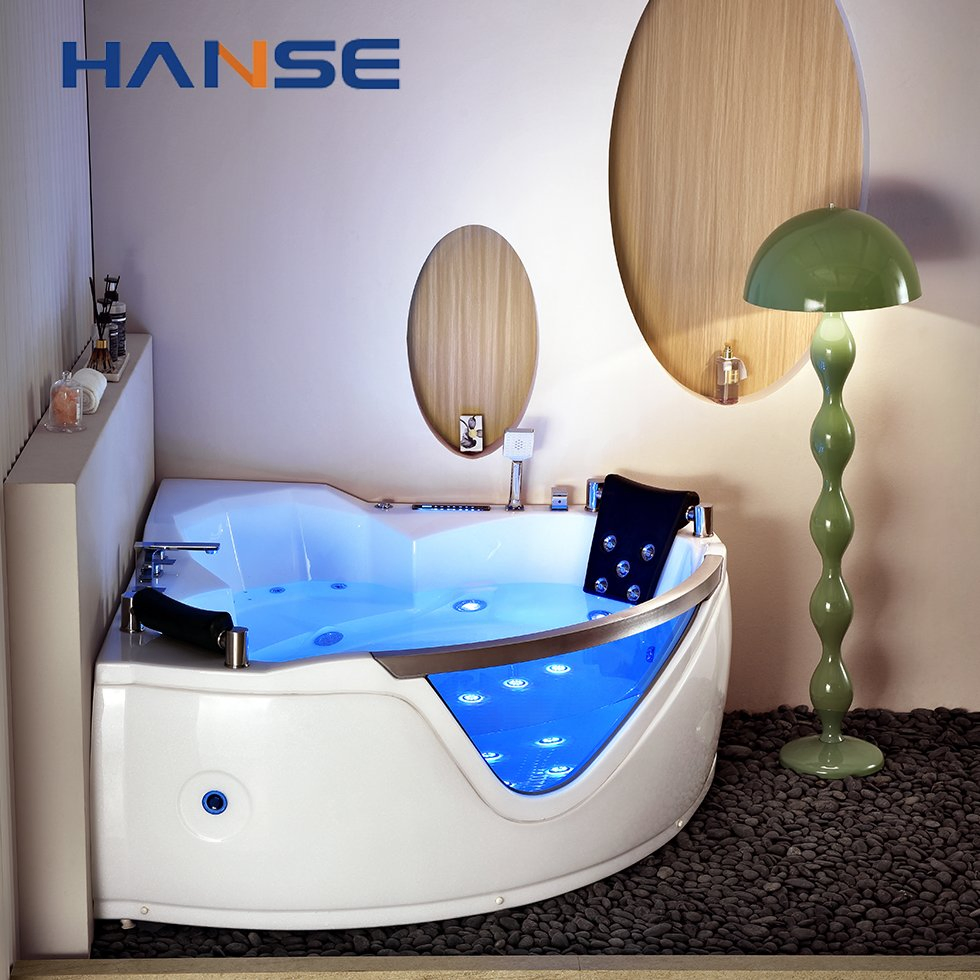 Угловая гидромассажная ванна с ТВ и подсветкой