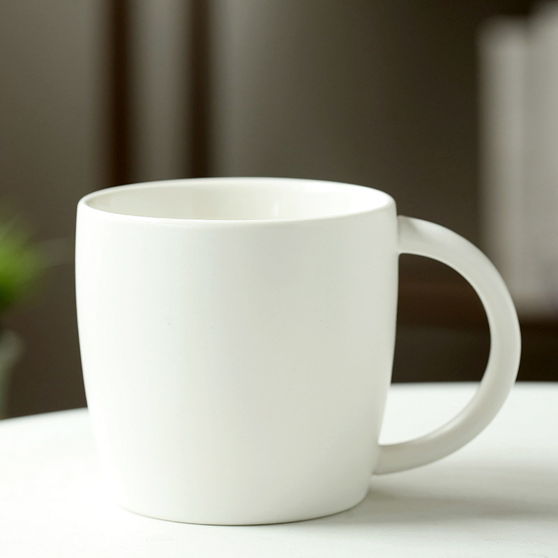 Керамическая кружка с логотипом, матовая черная, с крышкой