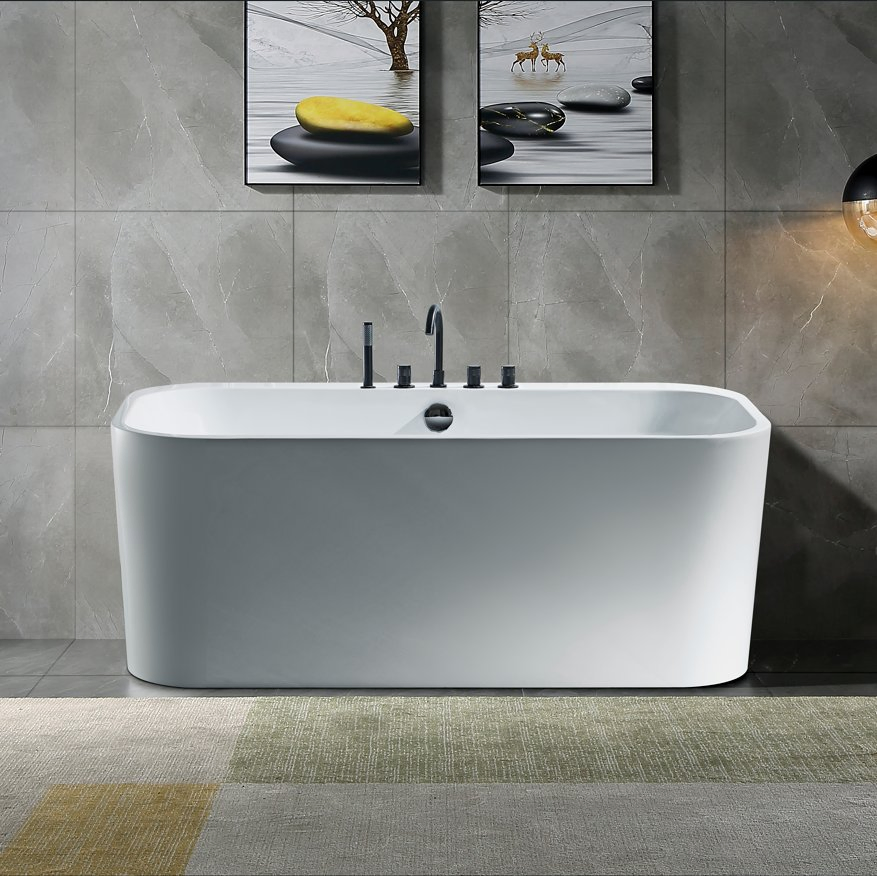 Акриловая ванна с черным смесителем