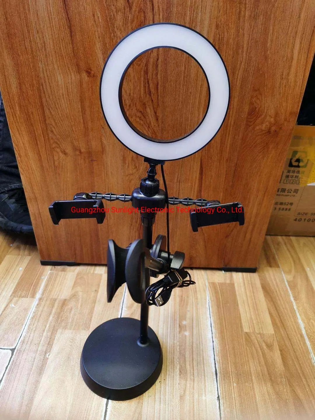 Мобильная стойка для телефона с подсветкой и микрофоном