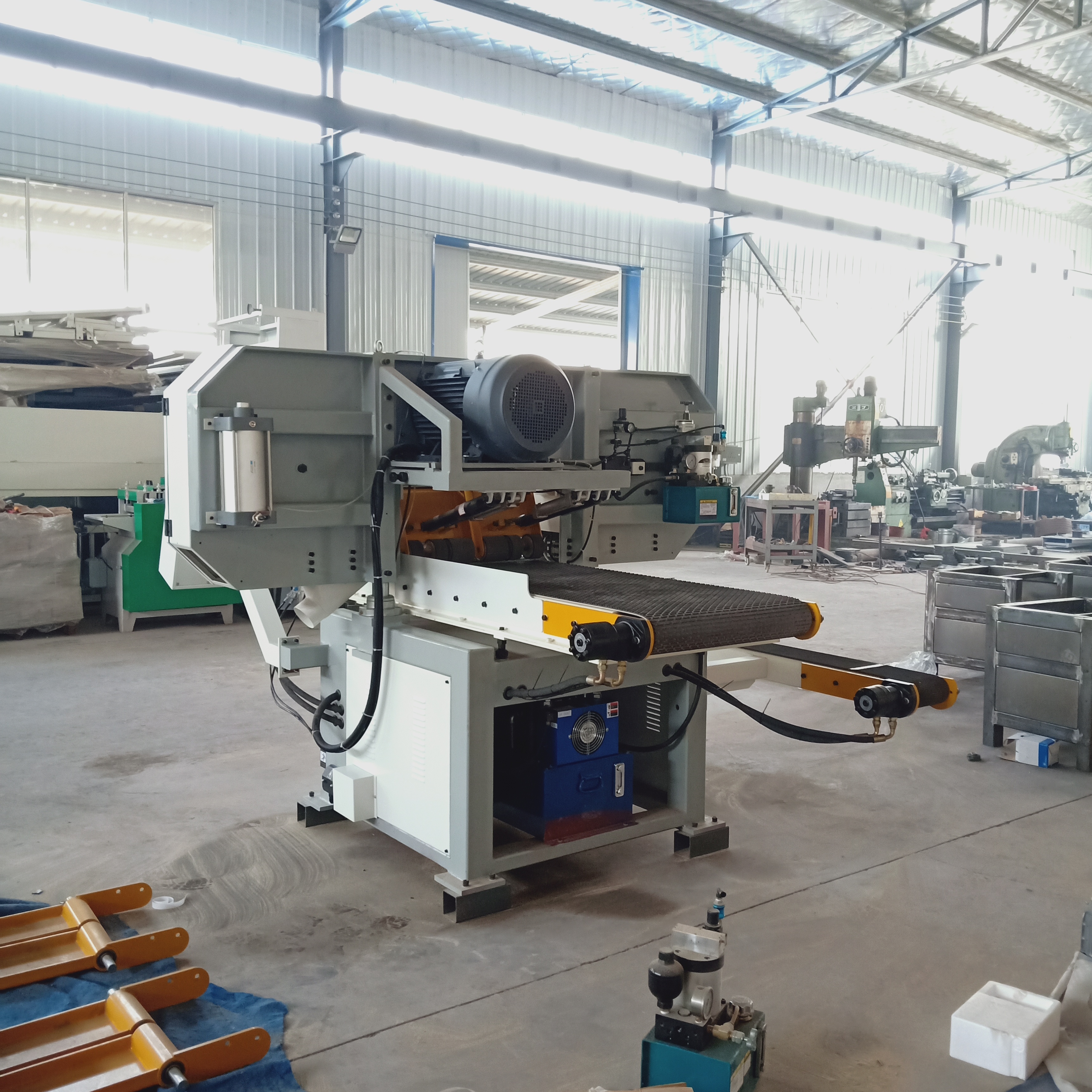 Ленточная пила по дереву горизонтальная автоматическая MJ3928-650